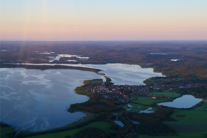 Flygfoto, släpljus över Burträsk kl 2 på natten runt midsommar.